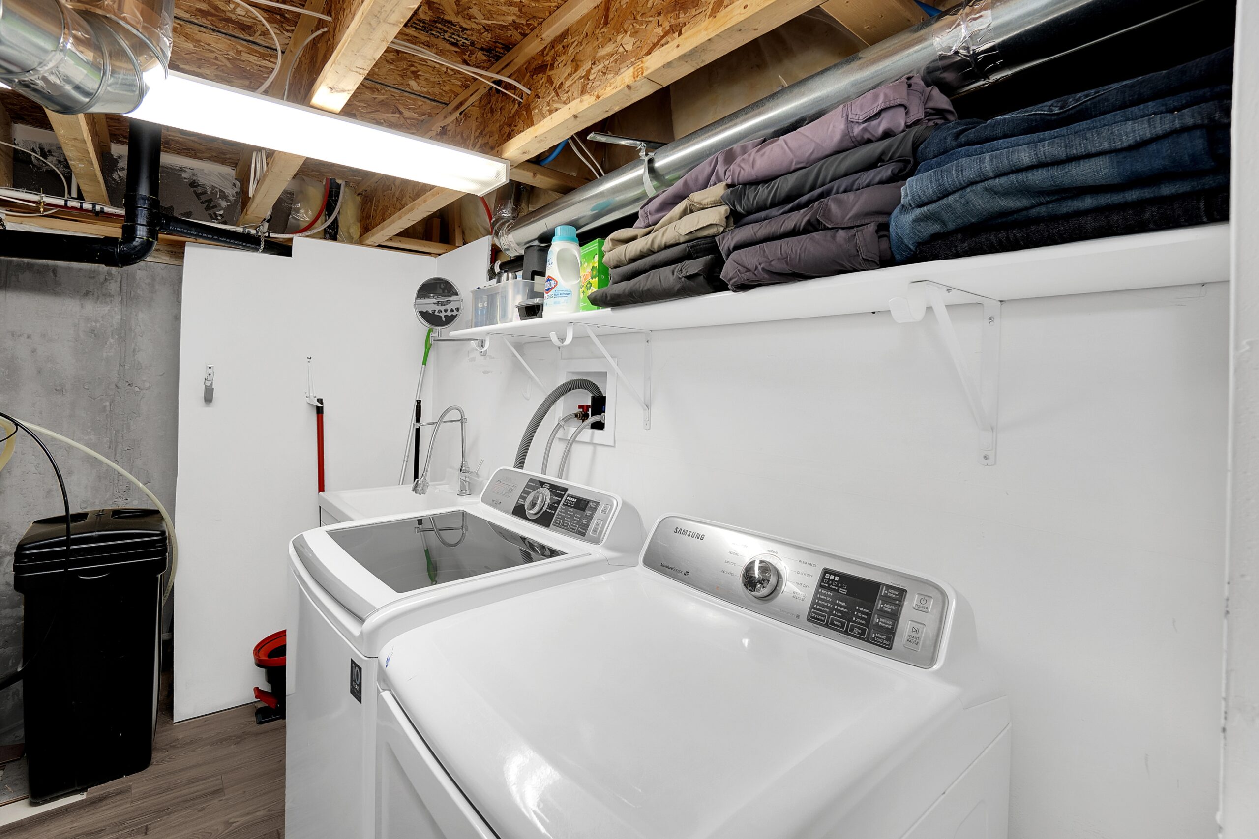 172 Pelee Ave Kleinburg ON L4H-print-054-030-Laundry Room-4200x2800-300dpi