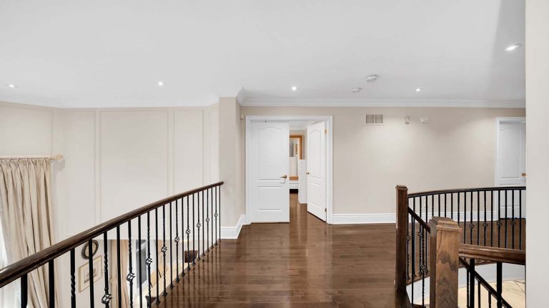 35-web-or-mls-328-st-urbain-dr