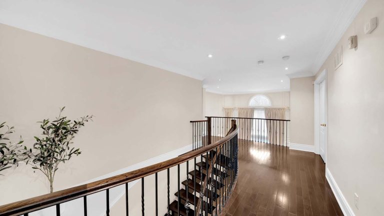 36-web-or-mls-328-st-urbain-dr